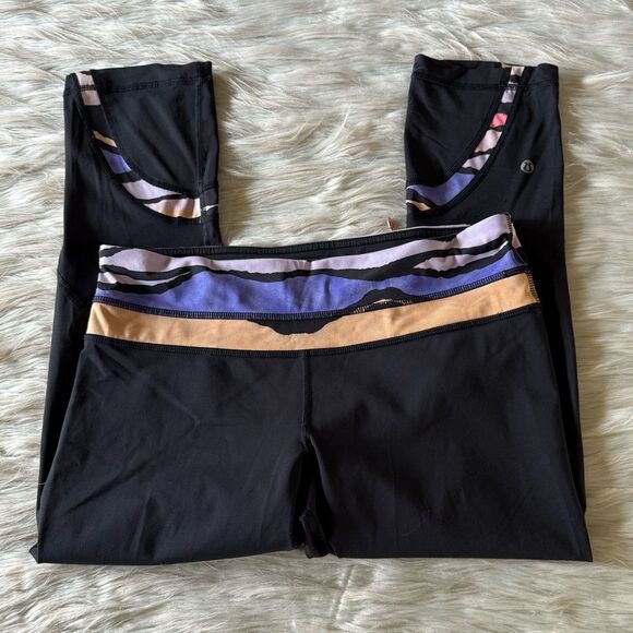 Lululemon Run: Inspire Crop II in Black/Bleacher Stripe Black Iris Flower - Picture 2 of 8
